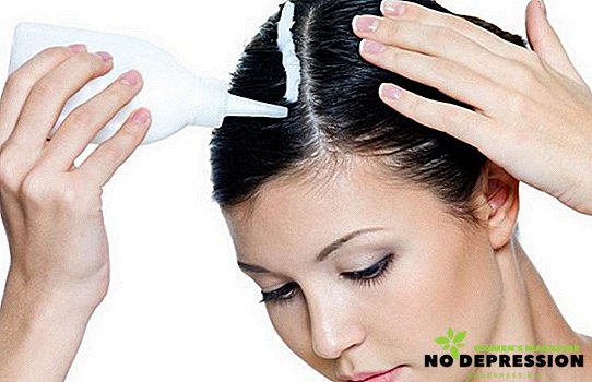 健康に害を与えることなく髪から塗料を素早く洗い流す方法