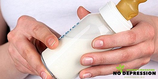 Modul în care mama tânără în mod corespunzător exprimă laptele matern cu mâinile