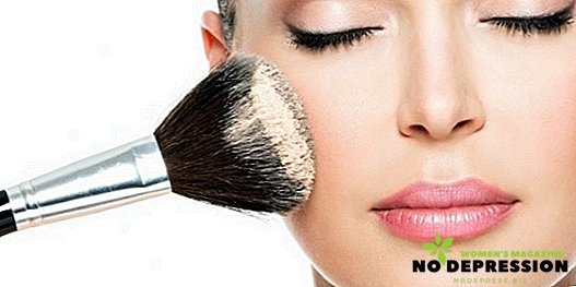 自宅であなたの顔に化粧をする方法