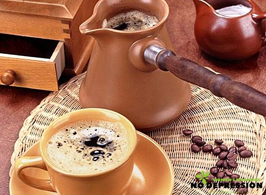 Wie man aromatischen und leckeren Kaffee im Türken auf dem Herd zubereitet