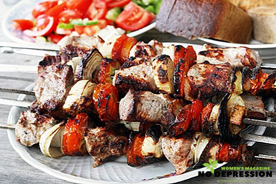 Betapa lazat untuk menggoreng daging babi pada kebab