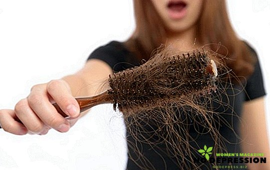 Aké sú príčiny a ako liečiť vypadávanie vlasov u žien