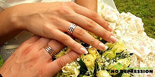 Di mana tangannya adalah adat bagi wanita dan lelaki untuk memakai cincin perkahwinan?