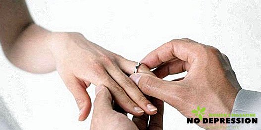 ¿En qué dedo de la novia está el anillo de compromiso?